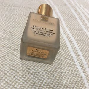 Estee Lauder Double Wear in 1N1